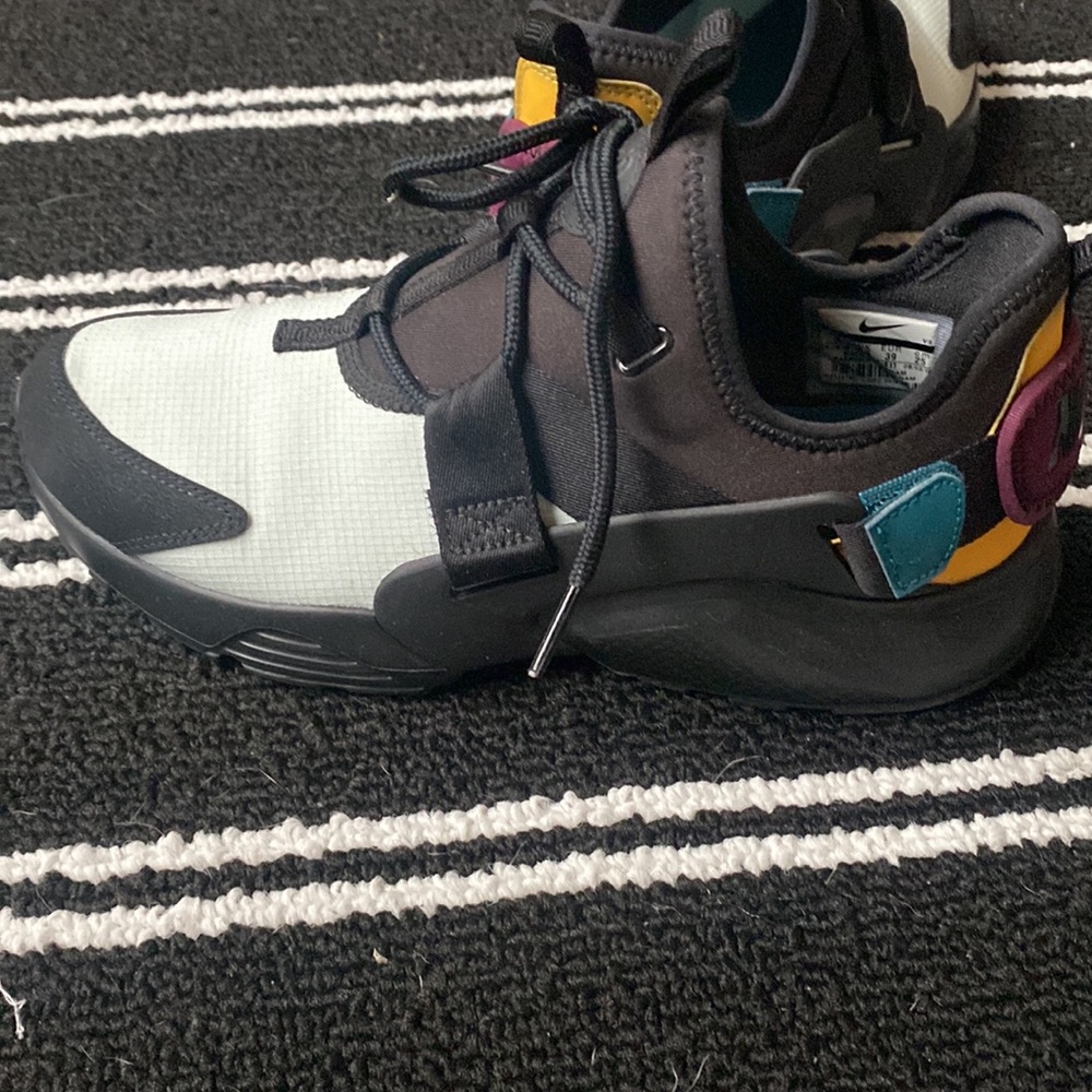 Nikes - Picture 3 of 4